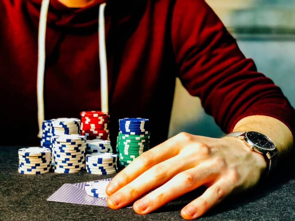 découvrez les différentes mains au poker, de la paire à la quinte flush royale. apprenez à reconnaître et à classer chaque combinaison pour améliorer votre jeu et vos stratégies.